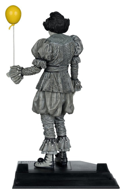 Movie Maniacs: ES - Welcome to Derry - Pennywise (Black & White) 16cm PVC Statue  McFarlane 2026