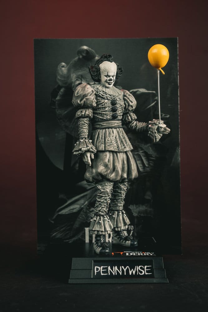 Movie Maniacs: ES - Welcome to Derry - Pennywise (Black & White) 16cm PVC Statue  McFarlane 2026