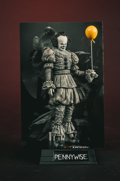 Movie Maniacs: ES - Welcome to Derry - Pennywise (Black & White) 16cm PVC Statue  McFarlane 2026