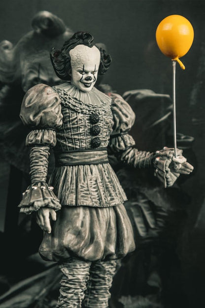 Movie Maniacs: ES - Welcome to Derry - Pennywise (Black & White) 16cm PVC Statue  McFarlane 2026