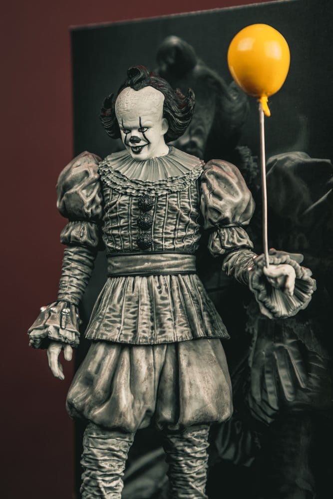 Movie Maniacs: ES - Welcome to Derry - Pennywise (Black & White) 16cm PVC Statue  McFarlane 2026