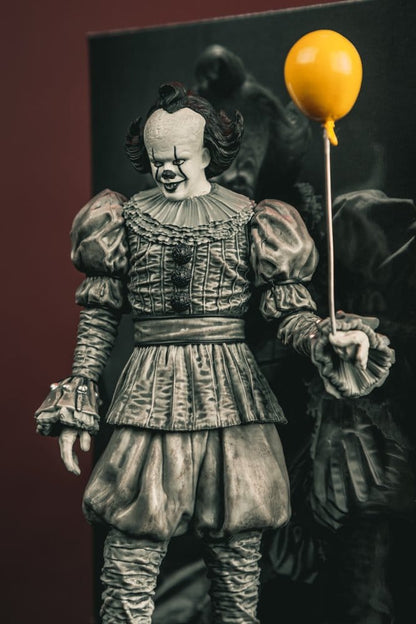 Movie Maniacs: ES - Welcome to Derry - Pennywise (Black & White) 16cm PVC Statue  McFarlane 2026