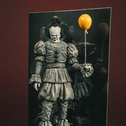 Movie Maniacs: ES - Welcome to Derry - Pennywise (Black & White) 16cm PVC Statue  McFarlane 2026
