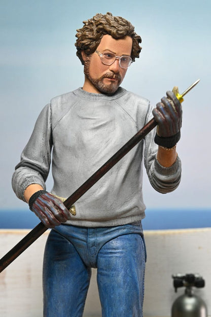 Pre-Order: Jaws: Der weiße Hai  – Ultimate Matt Hooper (Amity Arrival) 50th Anniversary Actionfigur 18cm NECA 2025