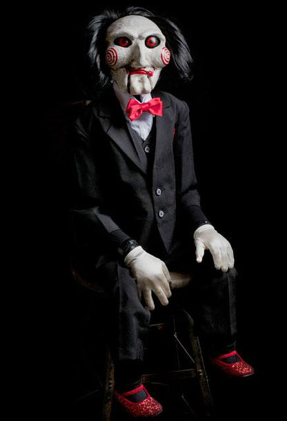 Pre-Order: Saw - Billy the Puppet Replik 119cm Trick or Treat Studios 2025