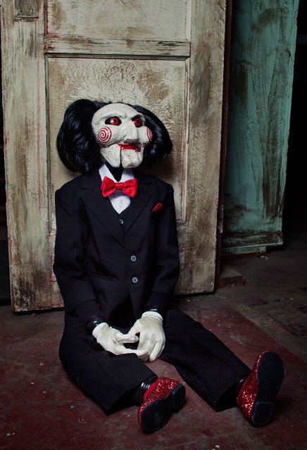 Pre-Order: Saw - Billy the Puppet Replik 119cm Trick or Treat Studios 2025